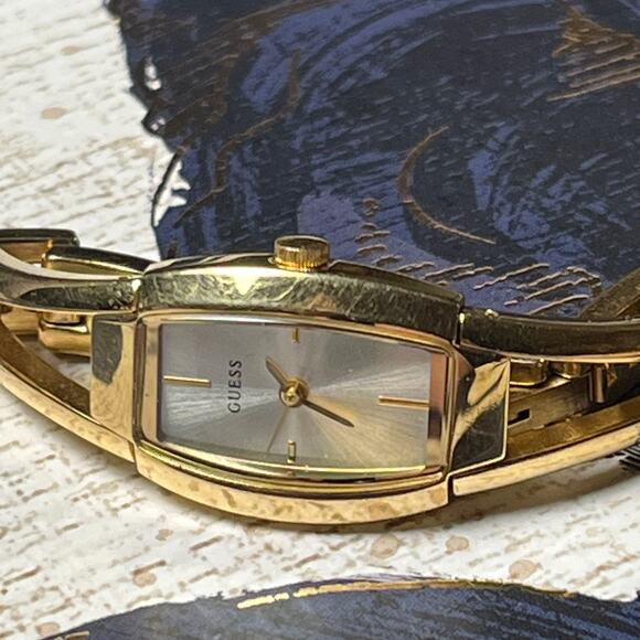 Elegant Gold Tone GUESS Ladies Watch - New Battery Needed - Picture 1 of 6